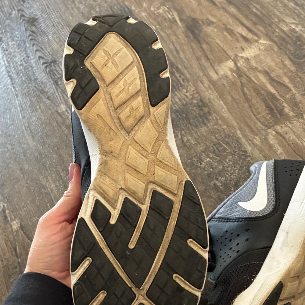 Nike Black and Gray Athletic Sneakers - Picture 11 of 11